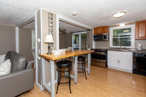 Cottage Near Cedar Point & Beach