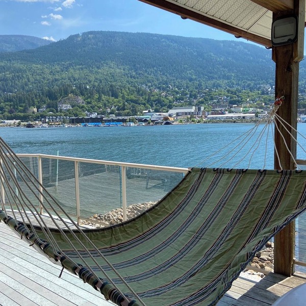 Cottage on a private sandy beach with a gorgeous view of the city of Nelson.