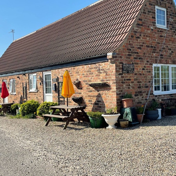 COTTAGE SLEEPING 12 S/C. B&B ADJOINING FOX COVERT PUB YARM