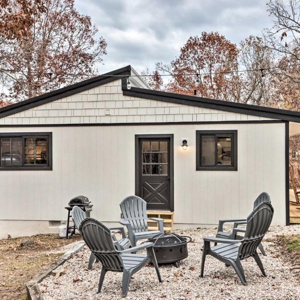 Cottage w/Fire Pit by Lake of the Ozarks Shootout