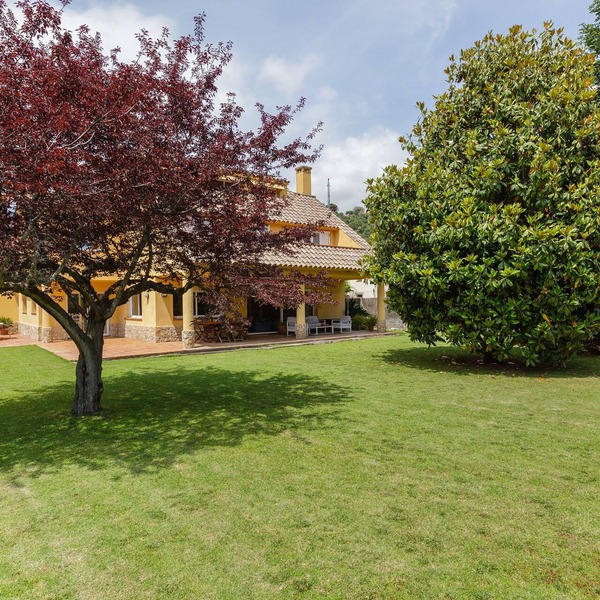 Country House with Garden, Near Barcelona and with Sea Views