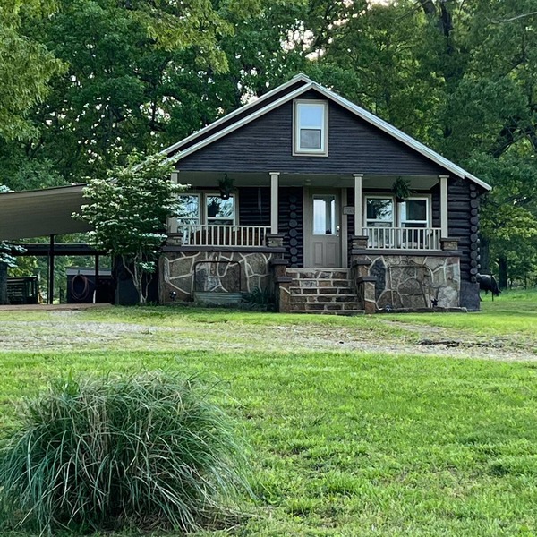 Country setting Old Log Home 5 mins to Spring River
