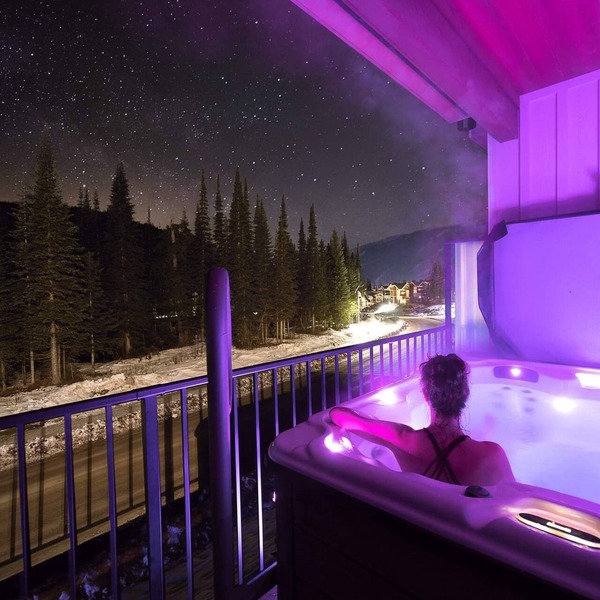 Couples Getaway w Hot Tub, Sauna & Massage Chair