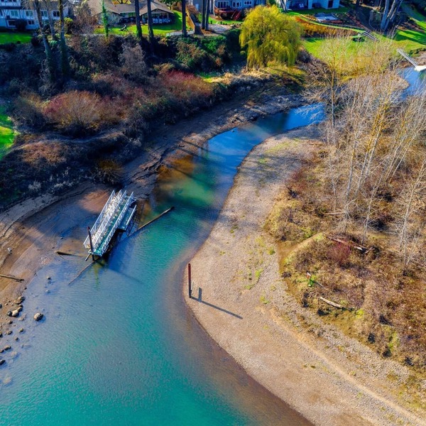 Couples Getaway! Walk to Rivers & Parks ~ Kitchenette ~ Private & Quiet Detached Studio ~ Large Deck