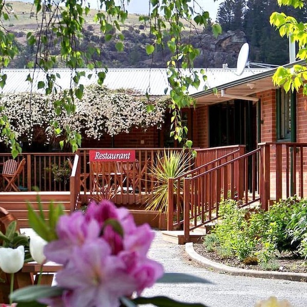 Couples' Holiday on Lake Roxburgh in Central Otago, New Zealand