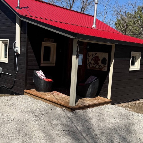 Couples Nature Retreat – Riverfront Stay with Expansive Private Yard & Hot Tub