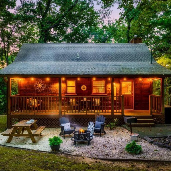 Couples retreat *location*hot tub*fire pit*