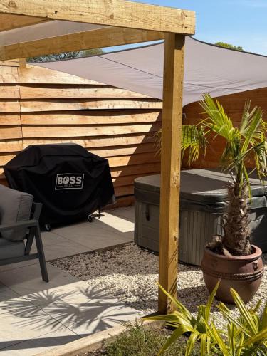 Couples Spring Break With Alpacas & Private Hot Tub in the Quaint Dorset Countryside with BBQ