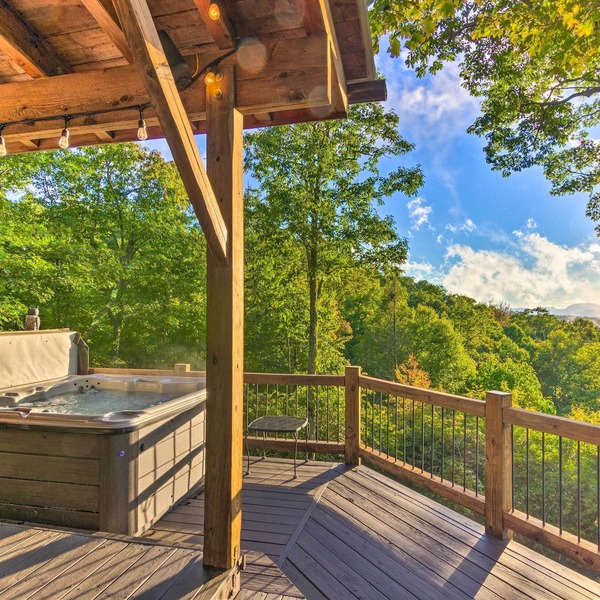Couples’ Treehouse Retreat w/Hot Tub & Views