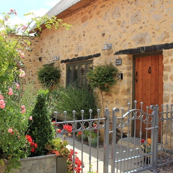 Courtyard Cottage Luxury Thatched Home Sleeps 4 (Pet Friendly) Near Gastro Pub