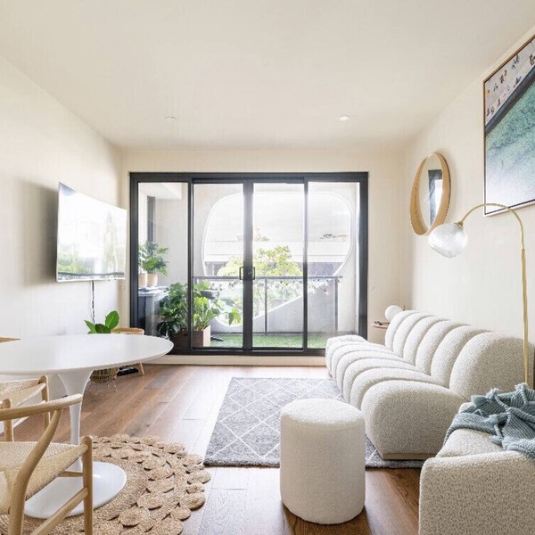 Cozy, 1 bedroom beachside apartment with underground parking