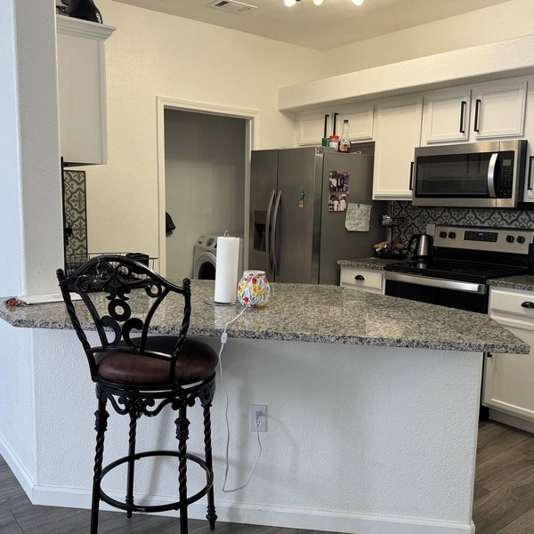 Cozy 1-bedroom shared space condo with WiFi, pool, and AC in enchanting Aurora