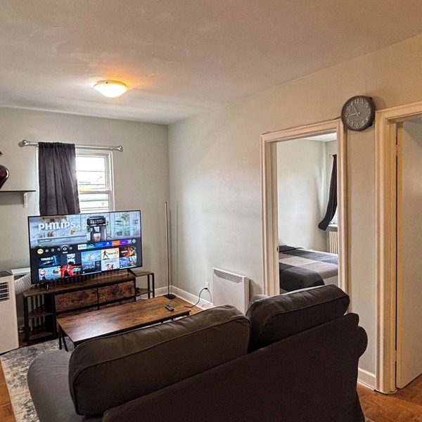 Cozy 2 Bed 1 Bath Duplex Entire Apartment Unit in East York