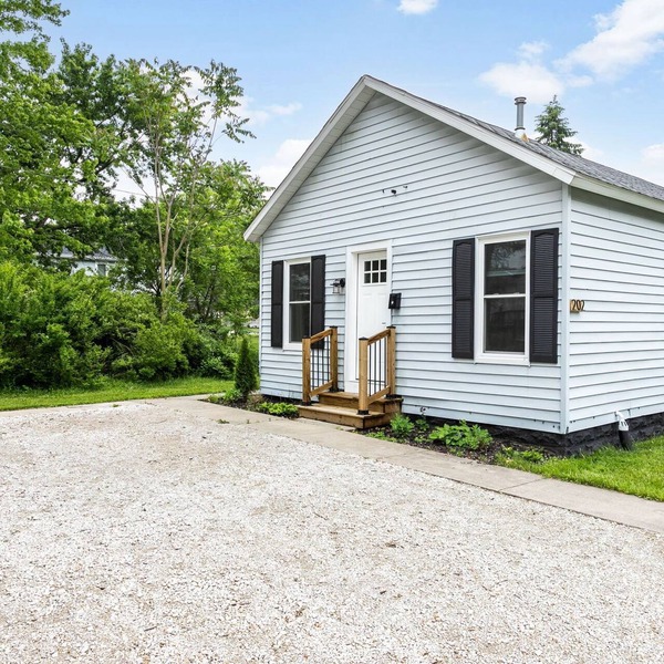 Cozy 2 bed - Steps to Journeyman - Pets OK - Fast Wi-Fi