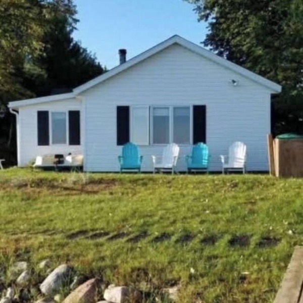 Cozy 2-bedroom cabin with AC and Rush Lake out your front door!