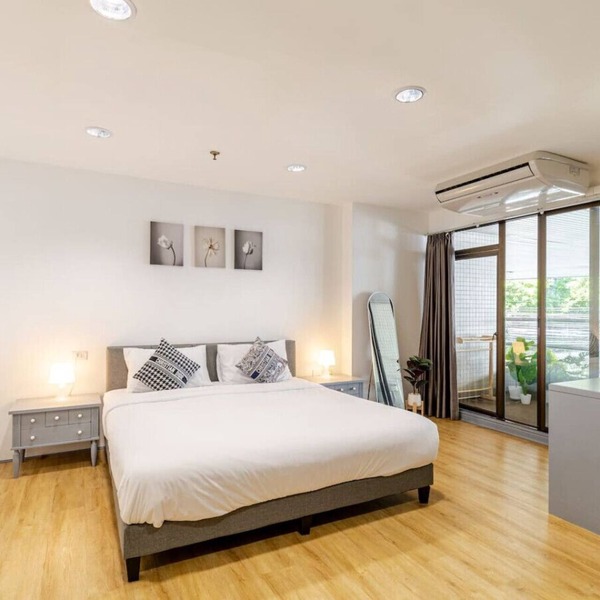 Cozy 2BR Apt in Central Bangkok 5 mins BTS 110 SQM
