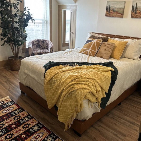 Cozy 2nd floor brick apartment. Walking distance -Charles Park, pond & dog park