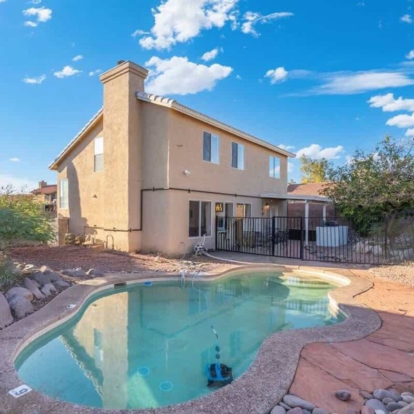 Cozy 3BR Escape, Poolside Grill & Chill Spot