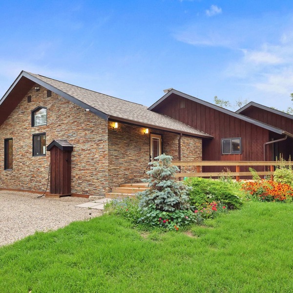Cozy 3BR Lakefront Retreat Featuring Sauna, Hot Tub, Kayaks