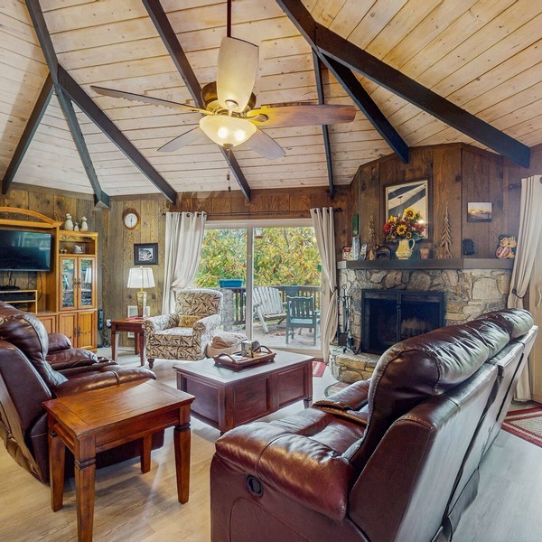 Cozy 4BR Beech Mountain cottage with views, adventure, and comfort for all.