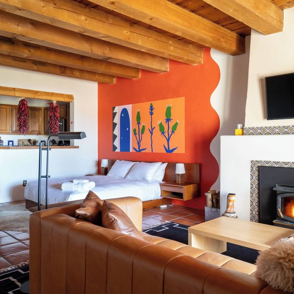 Cozy adobe studio with private balcony, mountain views, and classic Southwest charm—just minutes from Taos, Arroyo Seco, and Taos Ski Valley. Perfect for a peaceful canyon escape with modern comforts.