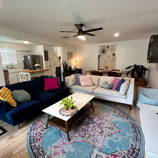 Cozy Bountiful Bungalow Walking Distance To Town Square