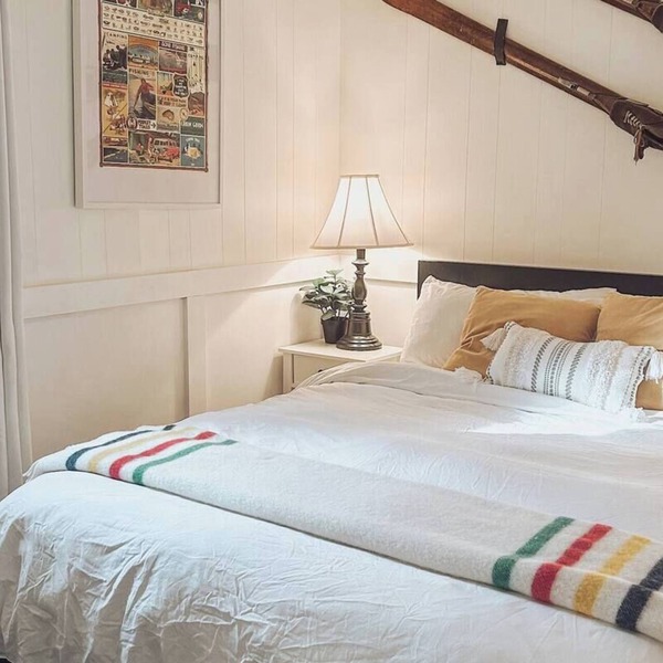 Cozy Cabin C | Bearfoot Bungalows | Castlegar Nature Stay | Walk to River/Trails