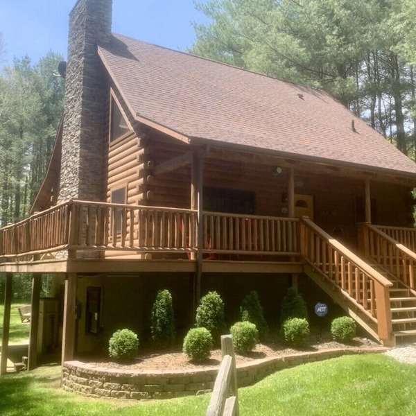 Cozy Cabin-Hot Tub, Pool Table & Game Room-Ideal for Families & Small Groups