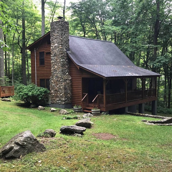 Cozy Cabin with Fireplace, 2 Bedrooms & 2 Queen Size Couch Beds!