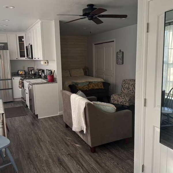 Cozy Carriage House - studio in serene Arvada with WiFi, AC