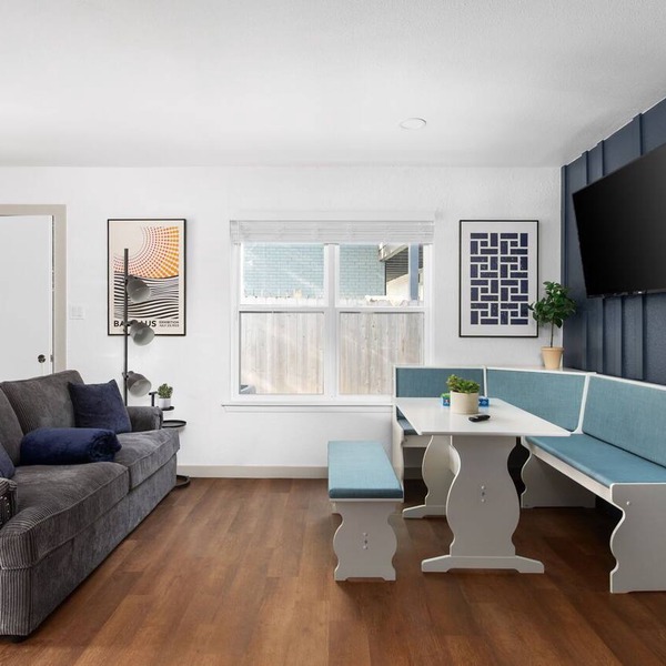 Cozy-Chic 2BR Patio Ideal for Groups