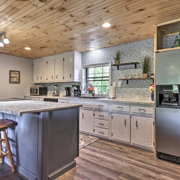 Cozy Chic Escape with Deck 4 Miles to Pigeon Forge!