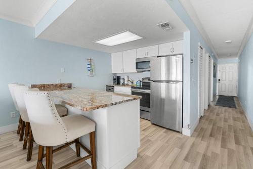 Cozy Condo With Pool Steps From Vanderbilt Beach