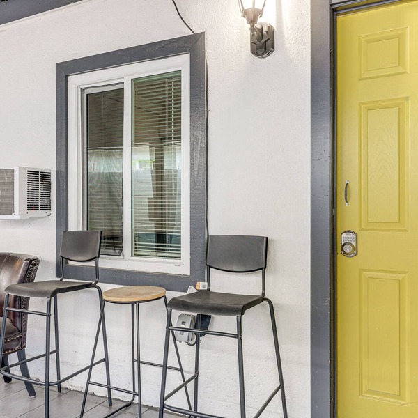 Cozy & Convenient Condo in Compton, Pets Welcome!