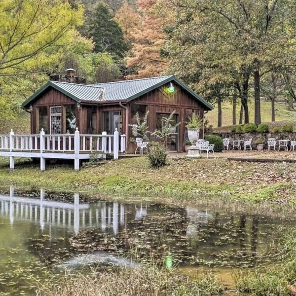 Cozy cool nights by the fire, warm your soul in the hot tub! Cozy love nest!