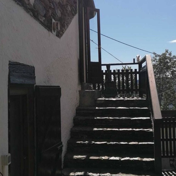 Cozy cottage between lake and the mountains. We're pet-friendly.