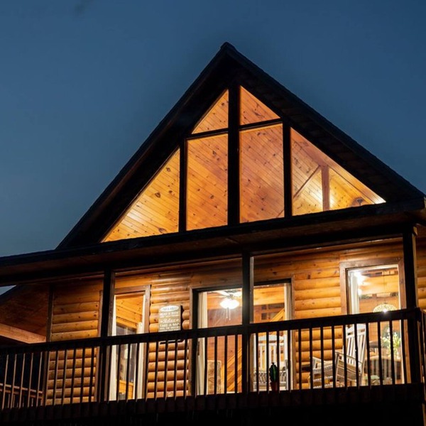 Cozy Creekside Cabin - Sleeps 6 - Perfect for campfires & making memories