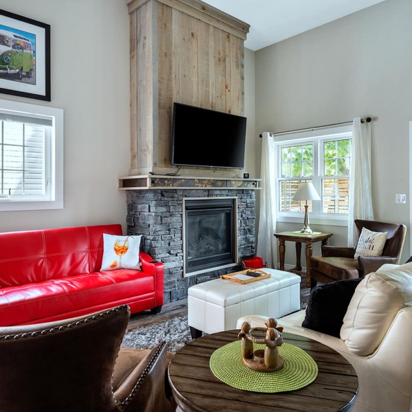 Cozy Crystal Beach Cottage,1 Minute Walk to Bay Beach. Sleep 6.