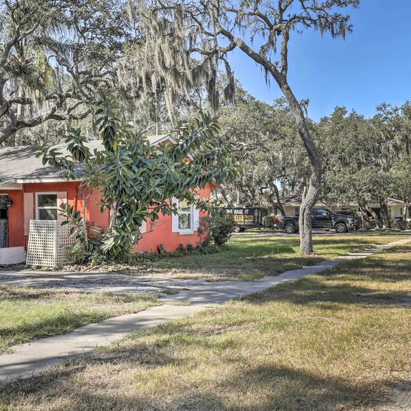 Cozy Crystal Beach Cottage: Walk to Shoreline