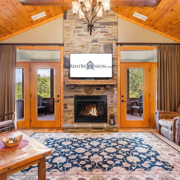 Cozy, Dog-Friendly Cabin Near Taneycomo with No Stairs & Free Daily Local Fun