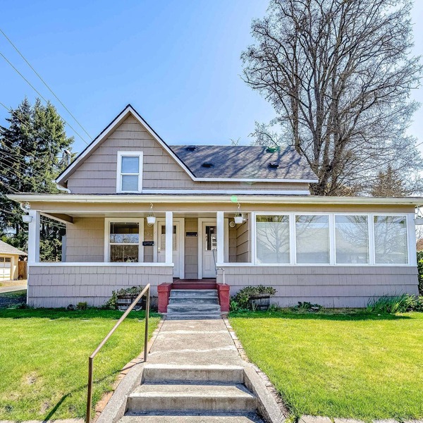 Cozy dog-friendly duplex getaway with fast WiFi & full kitchen