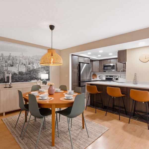 Cozy Downtown 2BD Bellevue Condo Free Parking