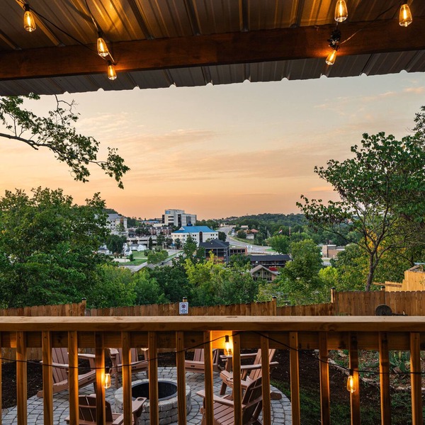 Cozy Dwntwn Branson Boho Bungalow. Deck-Firepit Area. B-Landing & Hspital 3-min.