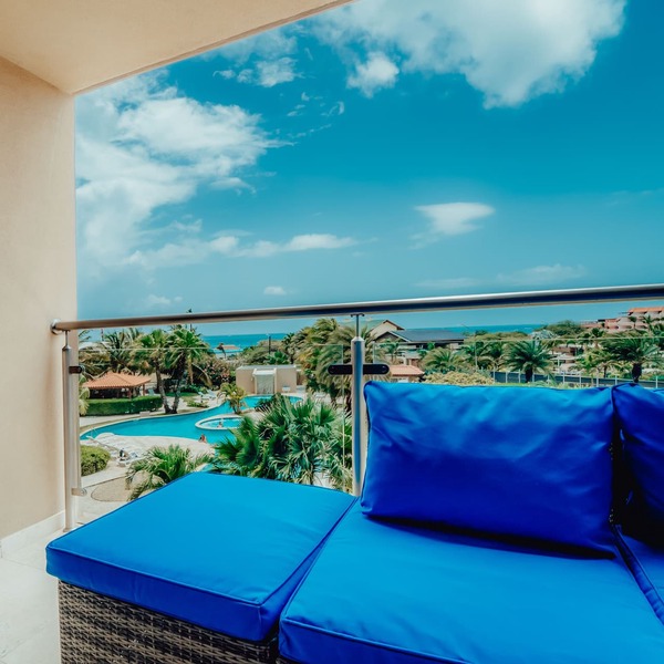 COZY EAGLE BEACH VIEW CONDO