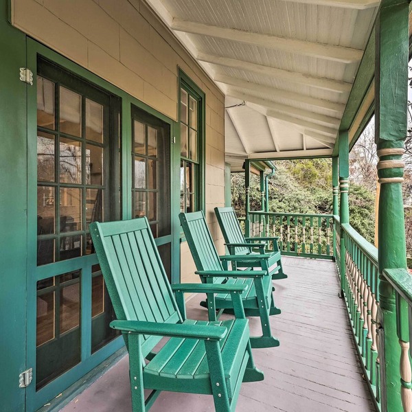 Cozy Eureka Springs Cottage, Walk to Dtwn!