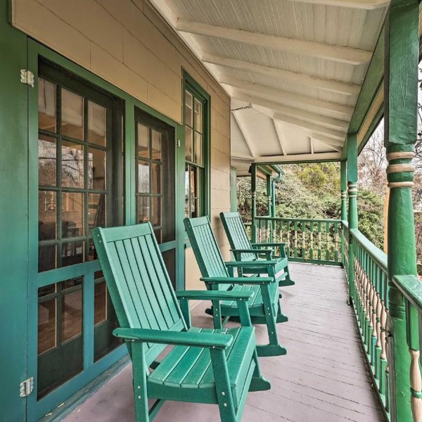 Cozy Eureka Springs Cottage, Walk to Dtwn!