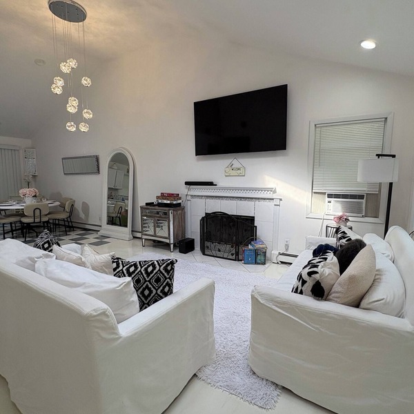 Cozy Hamptons Escape 3BR Minutes From Beach!