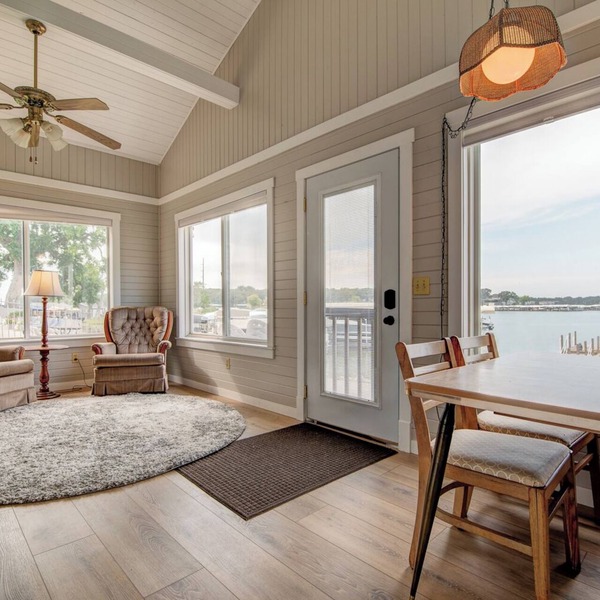 Cozy Lake Front Cabin - East Lake Private Dock - GREAT LOCATION Next to The Ritz