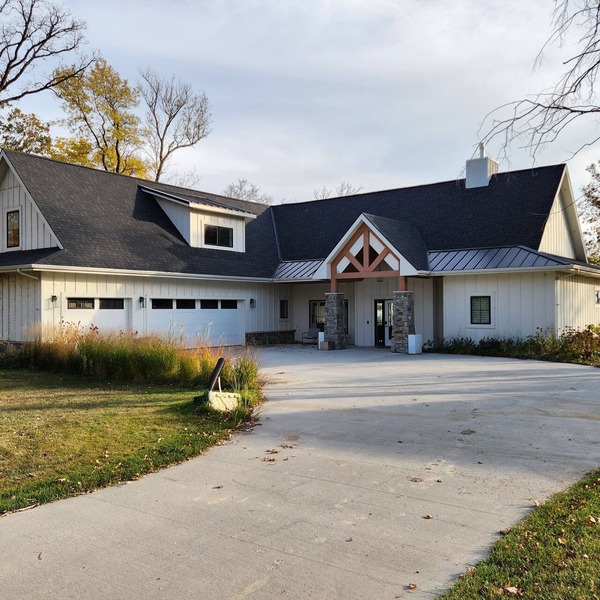 Cozy lake front home on Crystal Lake-Great for hosting!