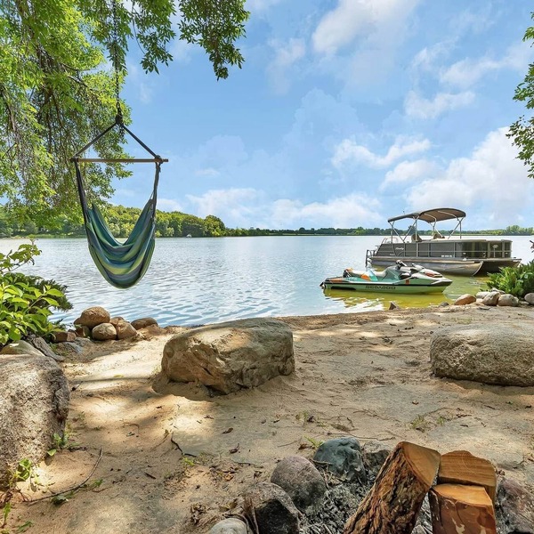 Cozy Lakeside Cabin w/Fireplace & Great Views